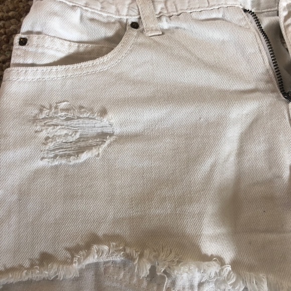 White billabong jean shorts - Picture 4 of 8
